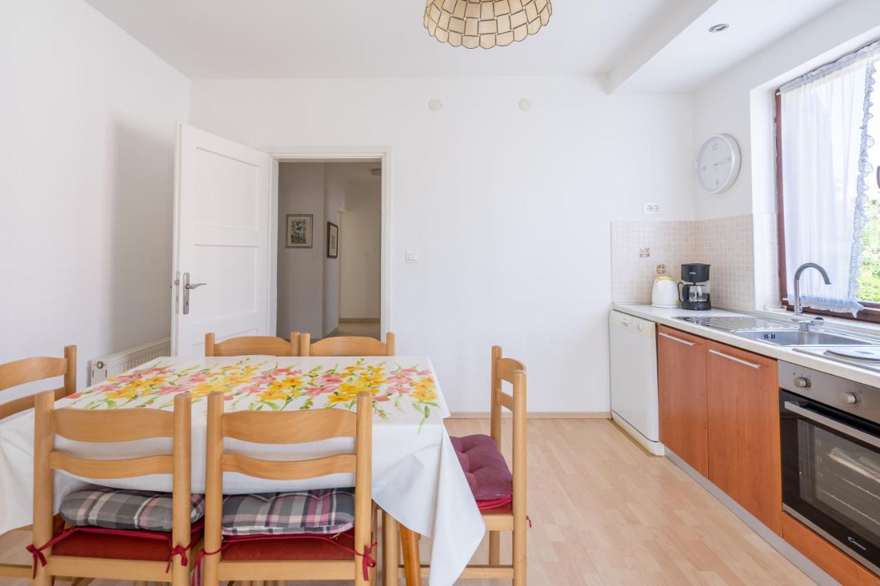 Apartmani&Soba Mimi Ровин Екстериор снимка