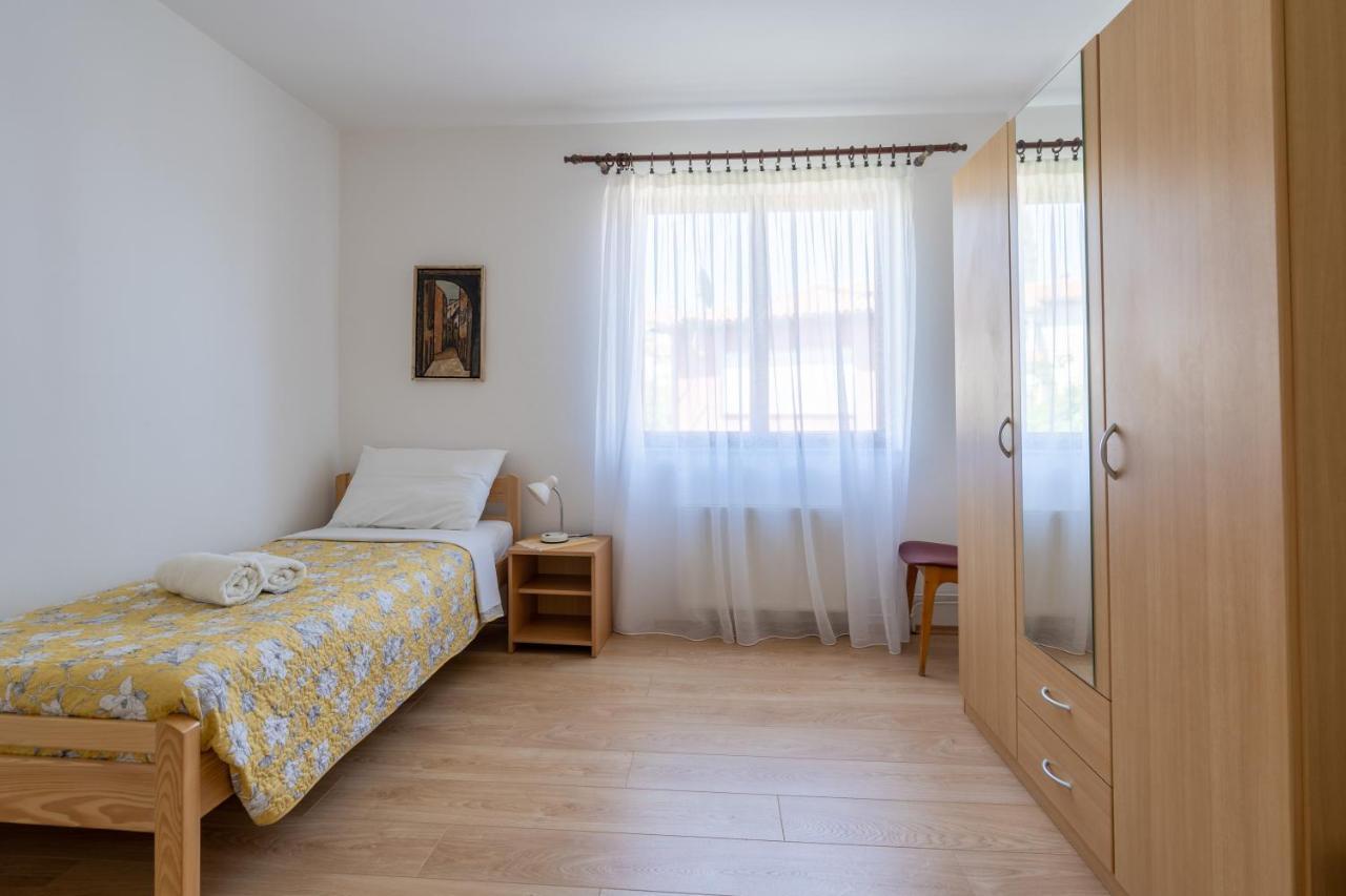 Apartmani&Soba Mimi Ровин Екстериор снимка