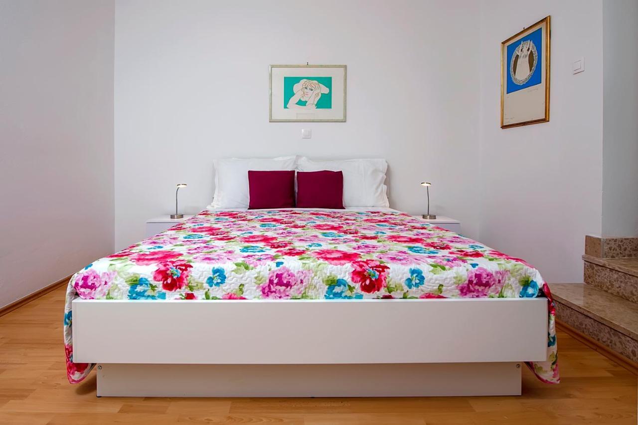 Apartmani&Soba Mimi Ровин Екстериор снимка